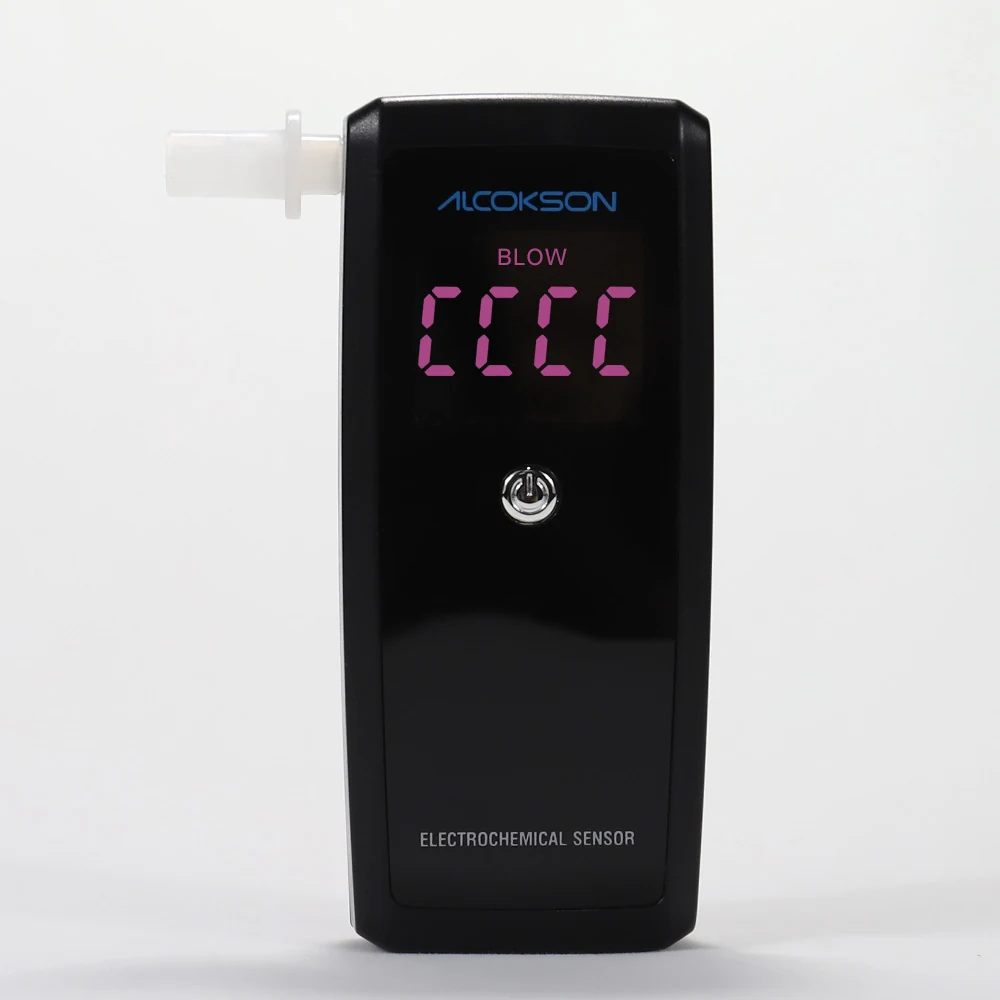 ALC-213 Atemalkoholtester mit aufgesetztem Mundstück und nach unten zählendem Display