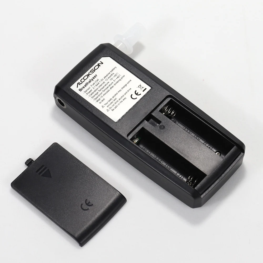 Rückseite des ALC-213-Atemalkohol-Testers bei geöffnetem AAA-Batteriefach