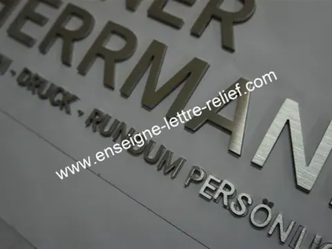 Lettre relief en inox brossรยฉ
