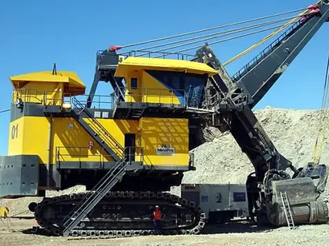 Electric rope mining shovel working at a pit face
