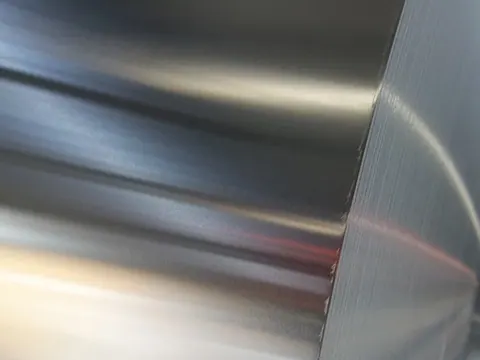 Bright rolled aluminium foil surface with a clean slit edge