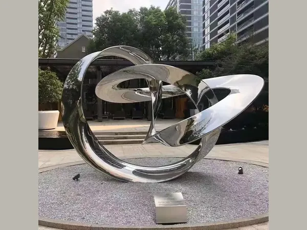Mirror polished stainless steel interlocking rings sculpture on a plaza plinth — Ballsculpture (China)