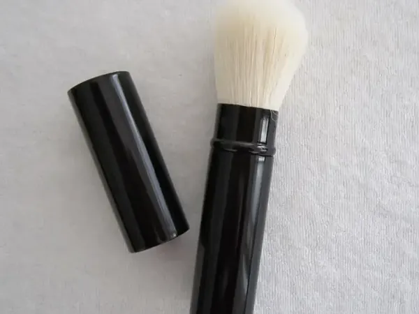 Retractable powder brush — Cosmetic Accessory