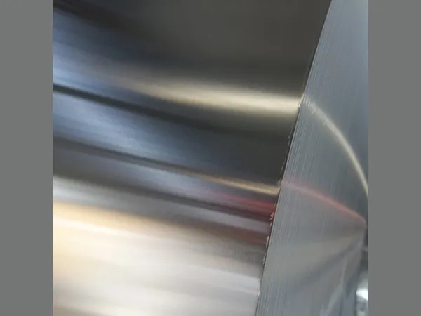 Bright rolled aluminium foil surface with a clean slit edge — Luoyang Xinzhaohe Aluminum