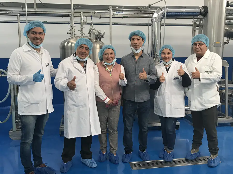 Extraction line installed in a clean production area with the customer's operators. — Ecuador