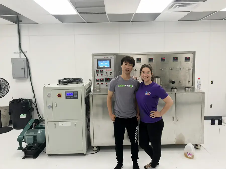 Máquina de extracción de CO2 supercritica con refrigerador, instalado y en funcionamiento. — Oklahoma City, Estados Unidos