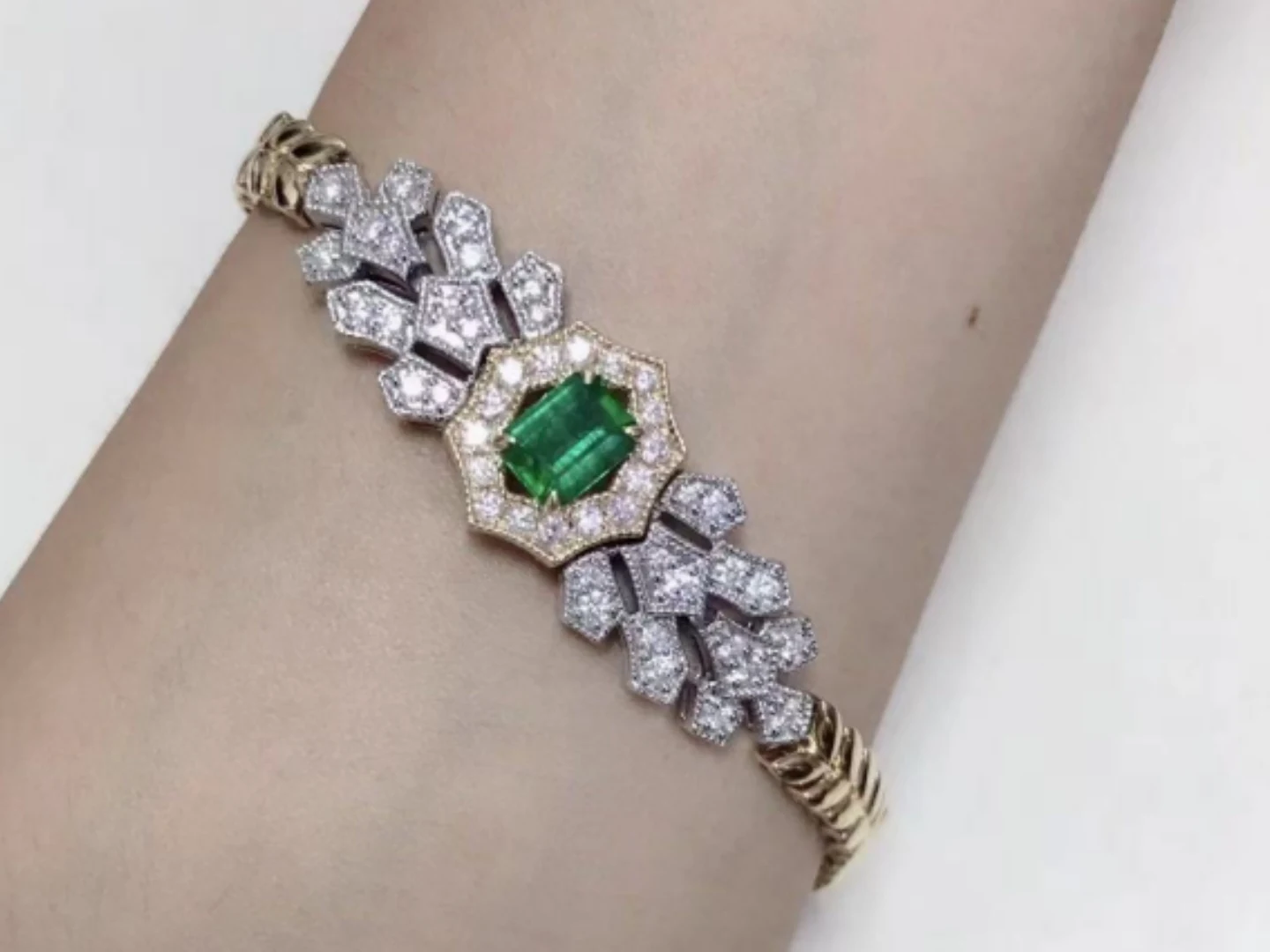 Natural Emerald And Diamond Bracelet made by BH Jewelry in Shenzhen
