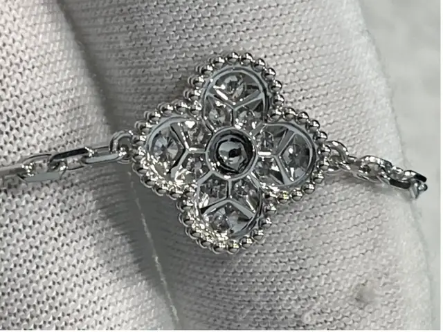 Four-Leaf Clover Motif Bracelet In Onyx And Diamond made by BH Jewelry in Shenzhen