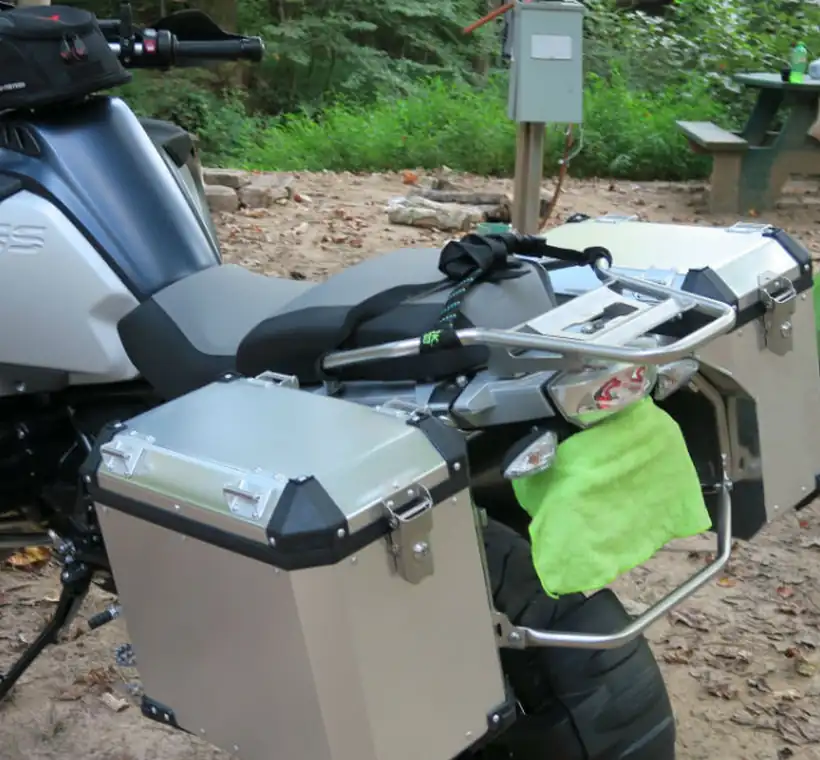Abenteuer-Motorrad ausgestattet mit Brooks Aluminium-Panniers