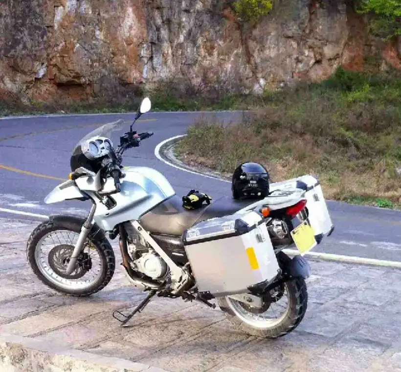 Abenteuer-Motorrad ausgestattet mit Brooks Aluminium-Panniers