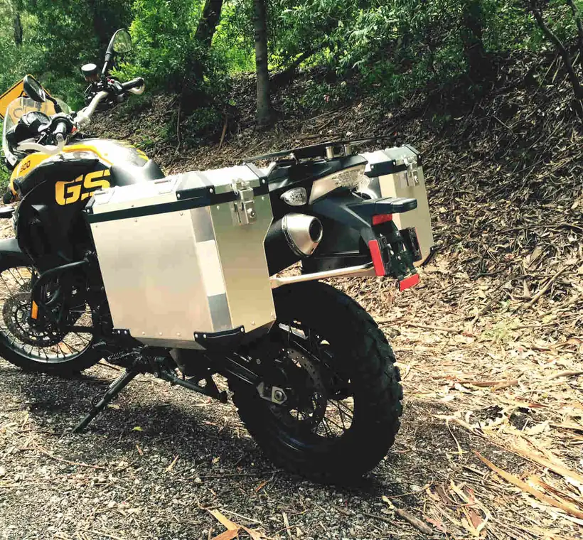 Abenteuer-Motorrad ausgestattet mit Brooks Aluminium-Panniers