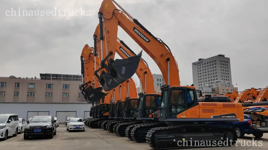Several DOOSAN used hydraulic excavators sold at low prices