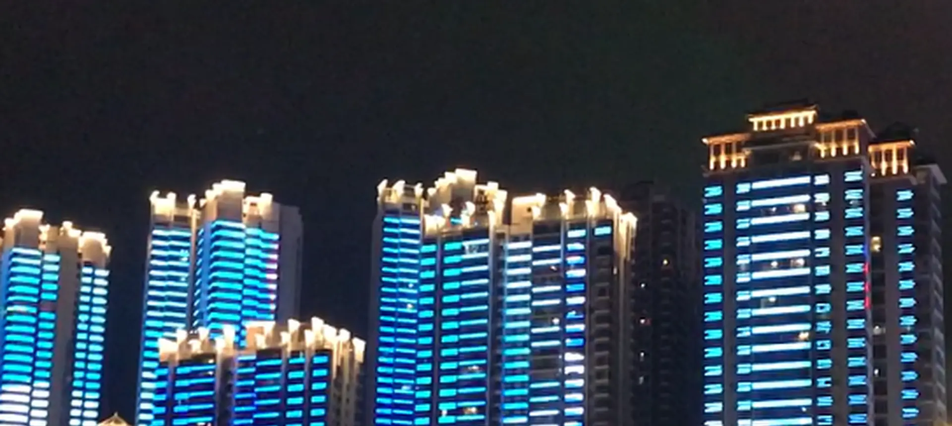 Torres residenciais gêmeas com fachada de mídia colorida azul construída com luzes de pixel FL Technology