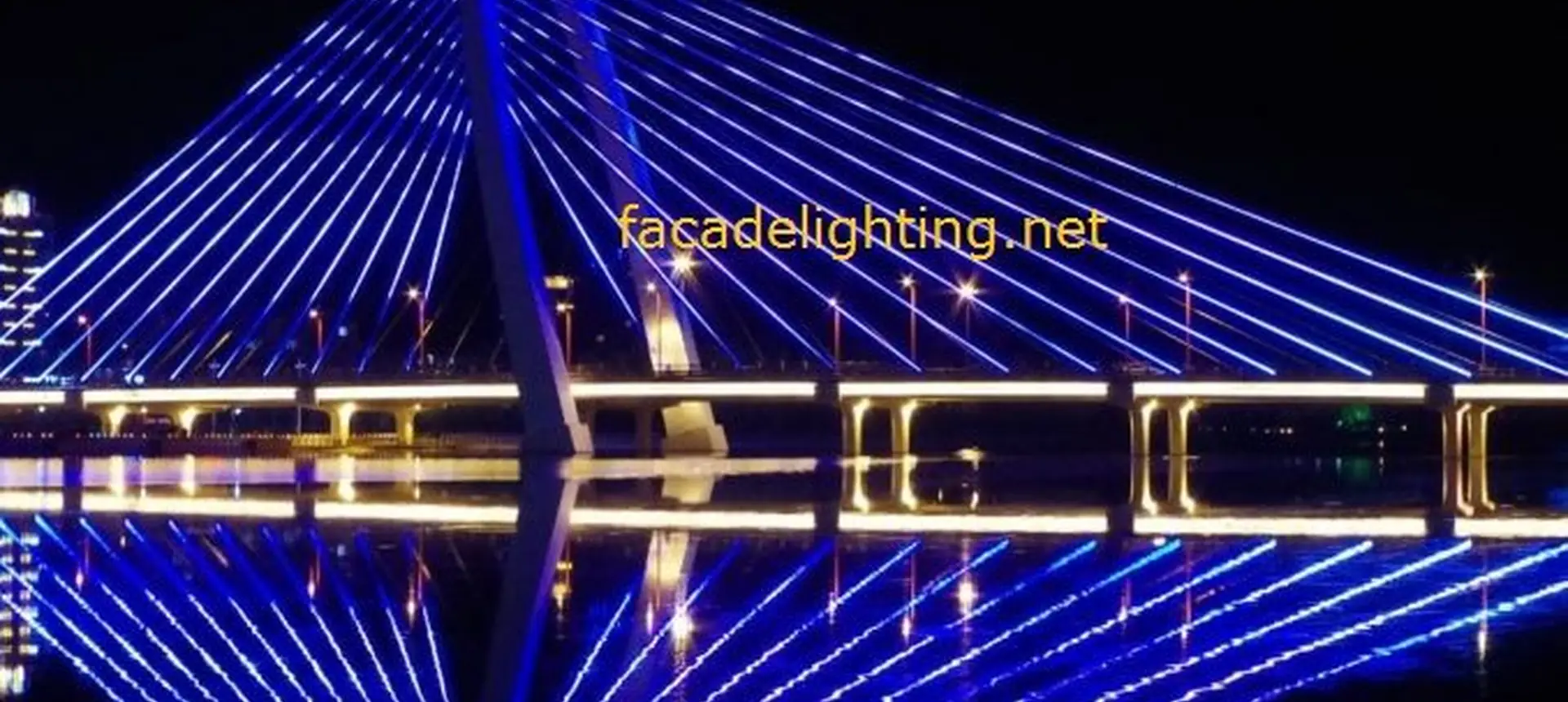 Ponte estaiada iluminada com raios de luz de pixel LED azuis sincronizados sobre o rio