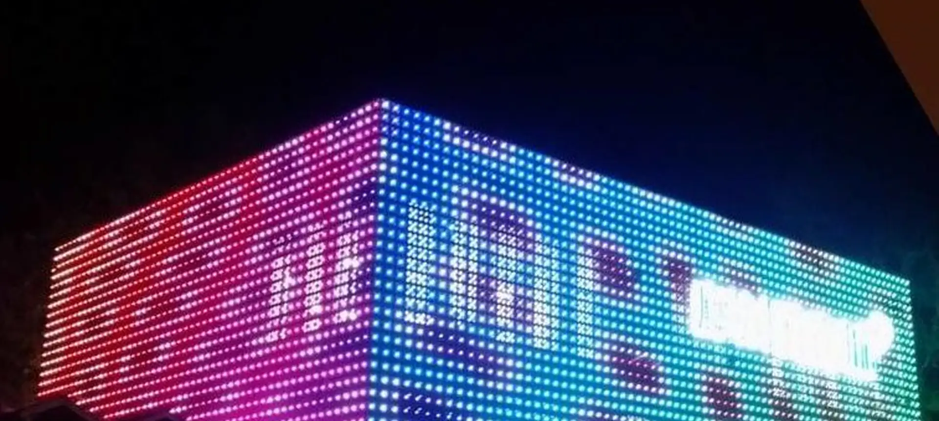 Edifício comercial com conteúdo de vídeo colorido em uma fachada de matriz de luz de pontos LED