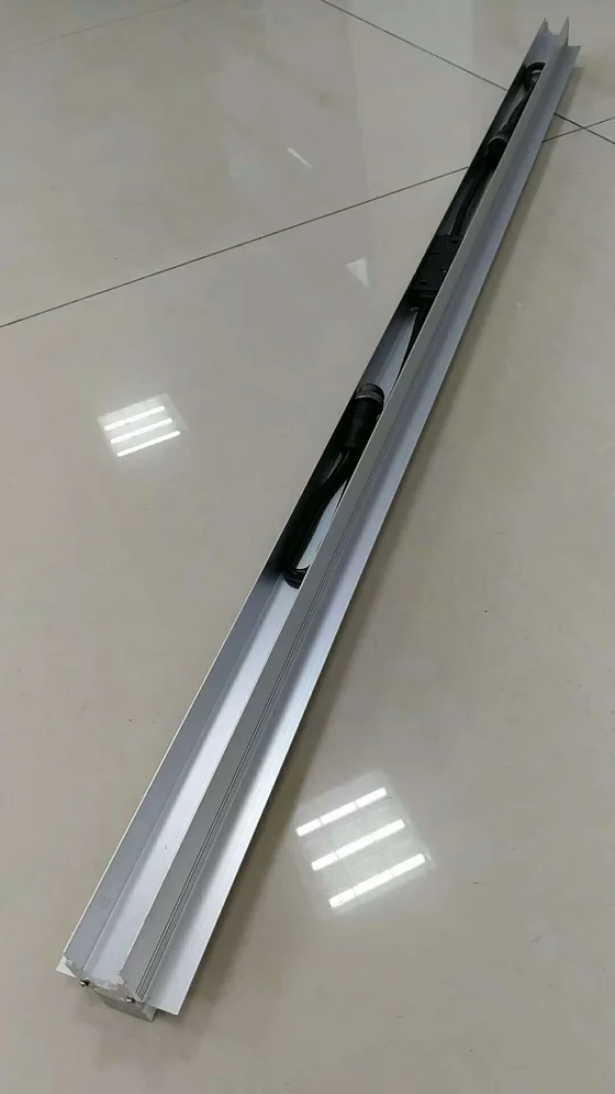 Lineares Lichtprofil aus extrudiertem Aluminium vor der Montage