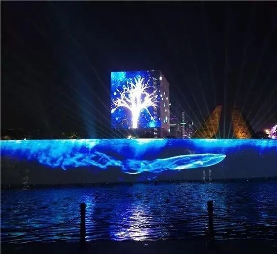 Tela de malha LED transparente sobre a água mostrando imagens coloridas à noite
