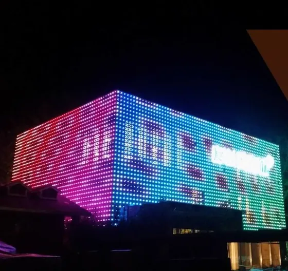 Fachada de edifício comercial executando vídeo colorido em uma matriz de luz de pontos LED RGB