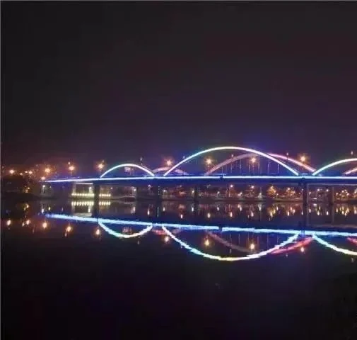 Arcos de pontes fluviais contornados com linhas de luz LED que mudam de cor