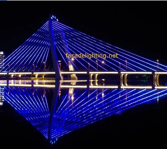 Ponte estaiada iluminada com raios de luz de pixel LED azuis refletidos no rio