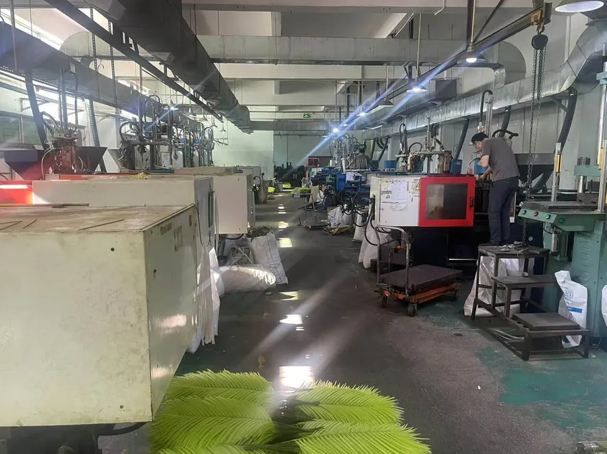 人工葉を製造する射出成形ライン