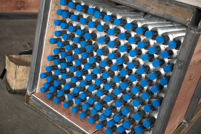 In der Werkstatt gestapelte extrudierte Rippenrohre