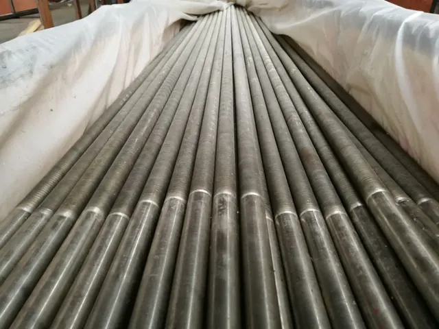 Niedrigrippenrohrbündel auf dem Werkstattboden