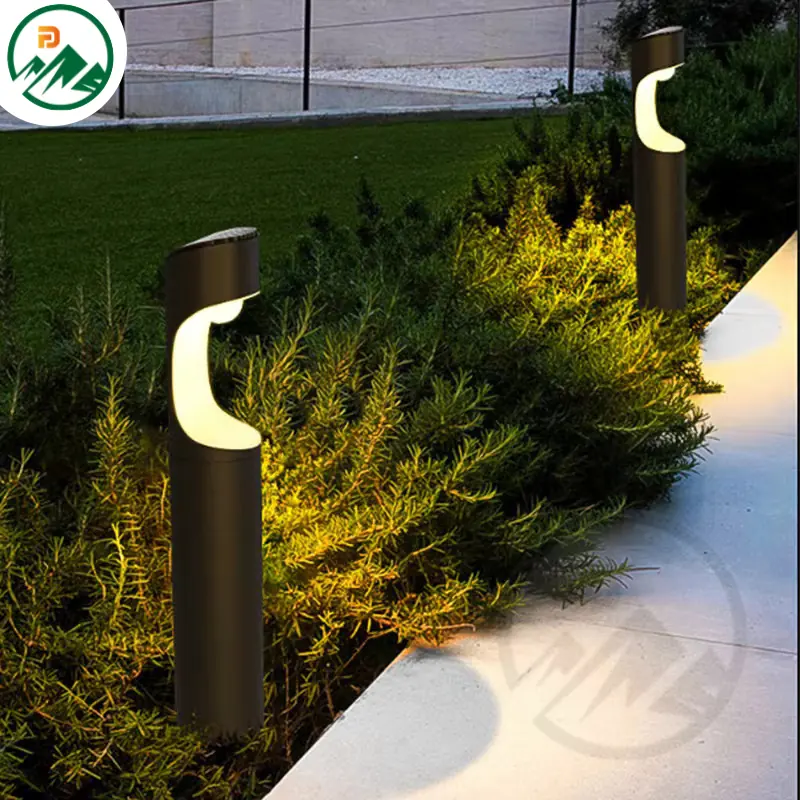 Eine Gartenleuchte im Pflanzbereich, für die diese IP65-Pollerleuchten konzipiert sind