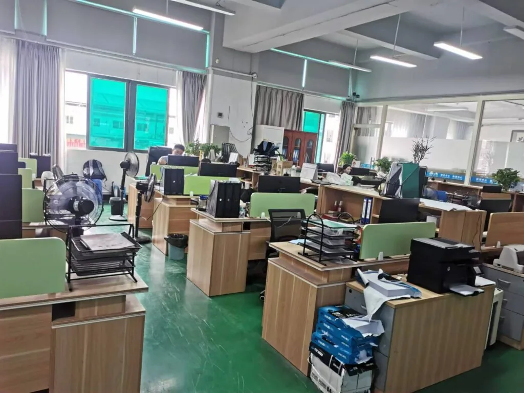 Das FENGDIAN-Büro in Guangdong, beleuchtet mit firmeneigenen linearen Leuchten