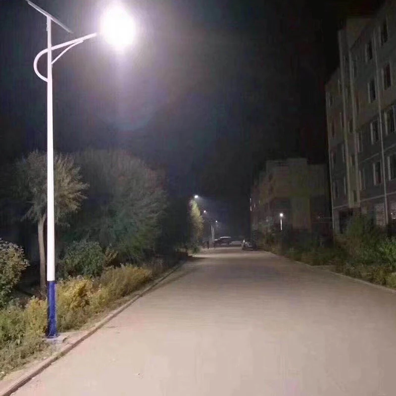 Eine Solar-Straßenlaterne, die über ein eigenes Panel und eine eigene Batterie ohne Stromverteilung betrieben wird