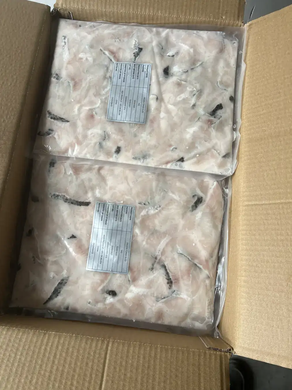 すぐに調理できるライギョのスライスをケータリング用に箱詰め