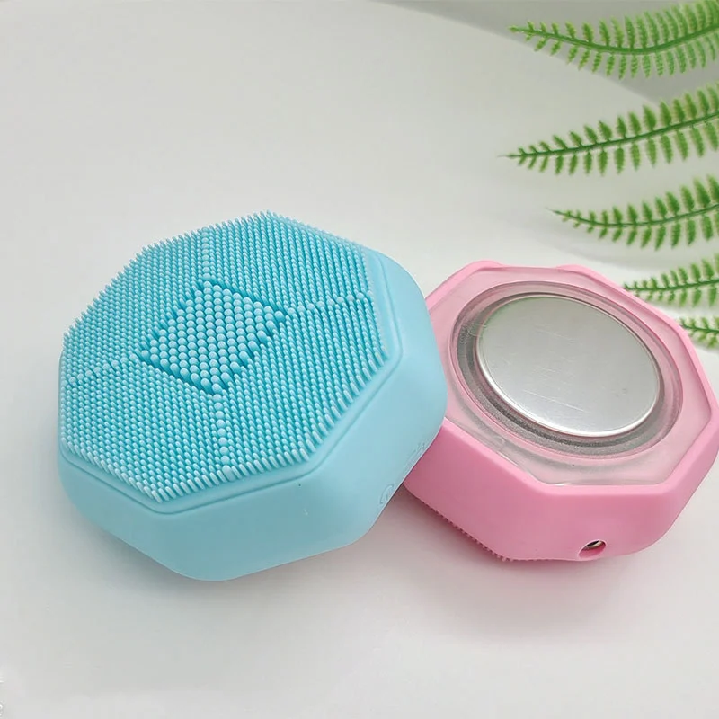 Silikon-Gesichtsbürste mit LED-Therapie und Wärmefunktion zur Anwendung im Gesicht