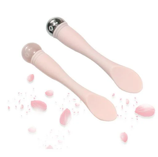 Augenmassagestab mit Silikonlöffel und Massagestab endet bei der Anwendung im Bereich unter den Augen