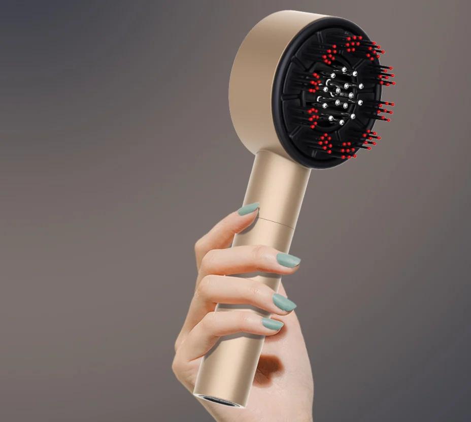 LED-Therapie-Haarkamm im Einsatz auf der Kopfhaut mit rotem Licht