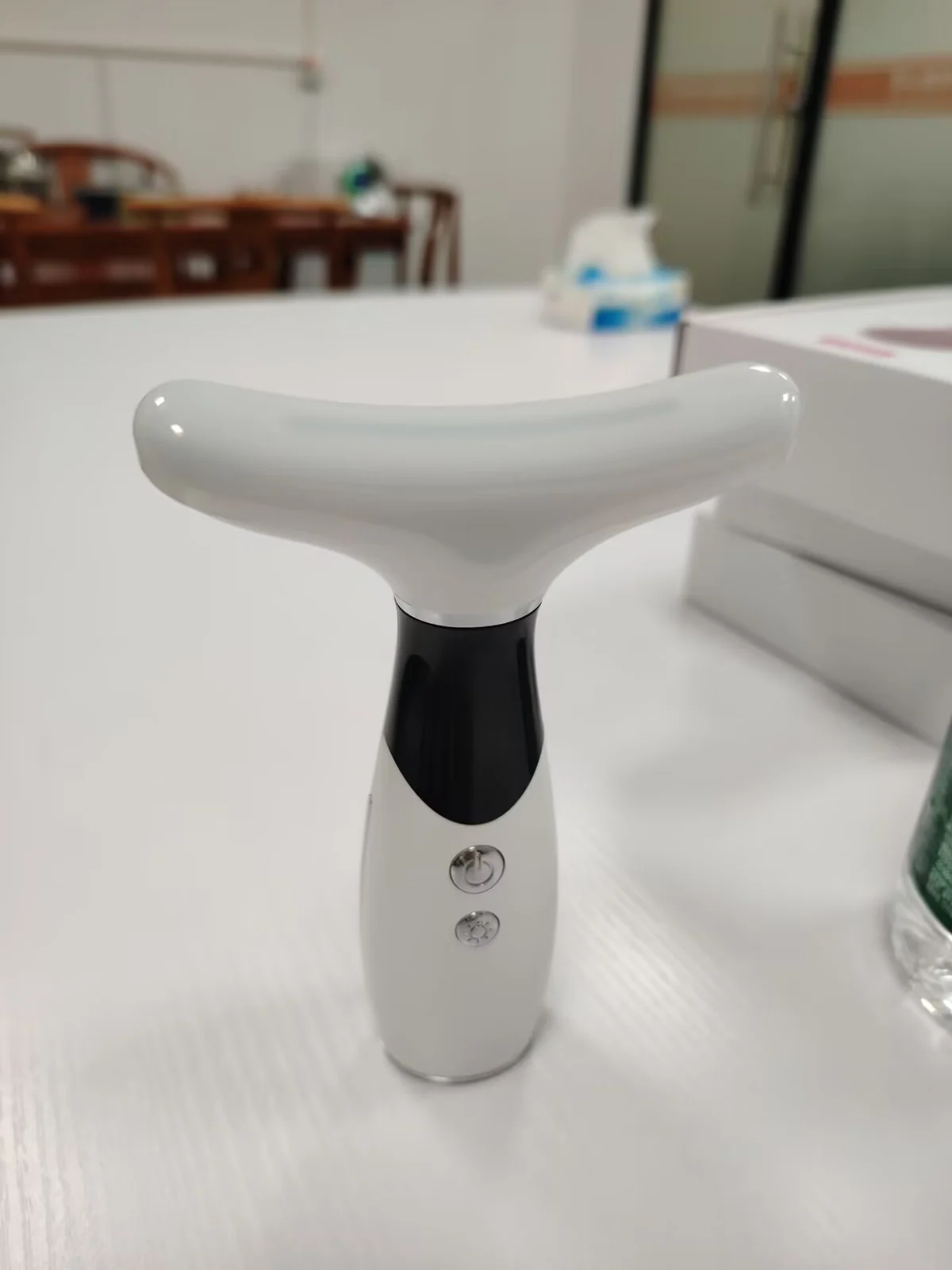 Hautpflegendes LED-Therapie-Nackenmassagegerät im Einsatz