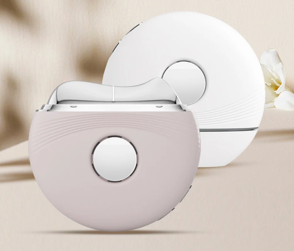 Intelligentes Thermo-Cool LED Guasha-Massagegerät, das entlang der Kieferpartie angewendet wird
