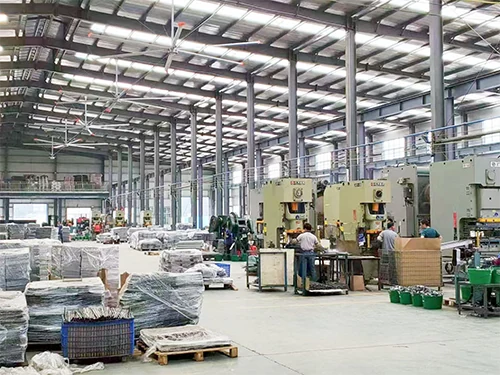 Oficina de estamparia com ventiladores de teto HVLS acima das linhas de produção