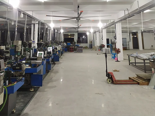 Corredor de oficina de serviço com ventiladores de teto e equipamentos em ambos os lados