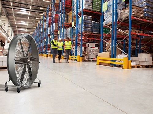 Palettenregale und Kommissioniergänge, Lager- und Logistikanwendung