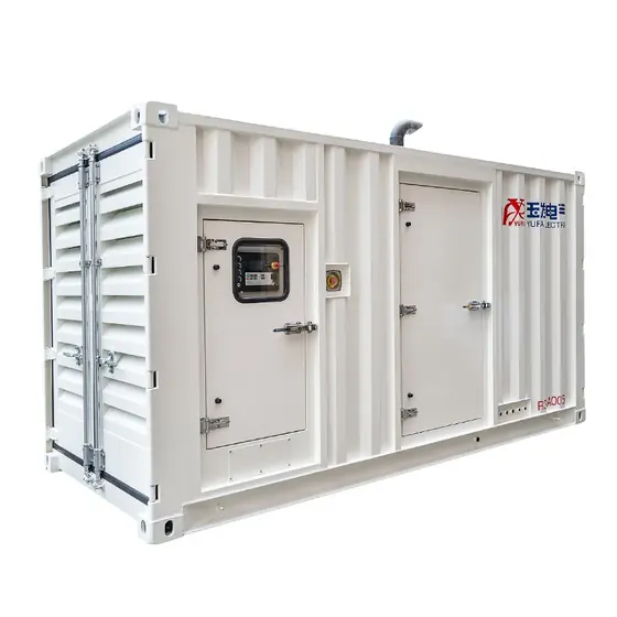 Gerador diesel de contêiner branco com portas de acesso laterais e entrada de ar com persianas
