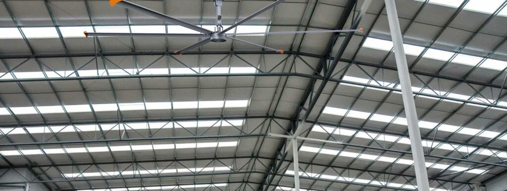 Grande ventilador de teto HVLS fotografado em um edifício industrial