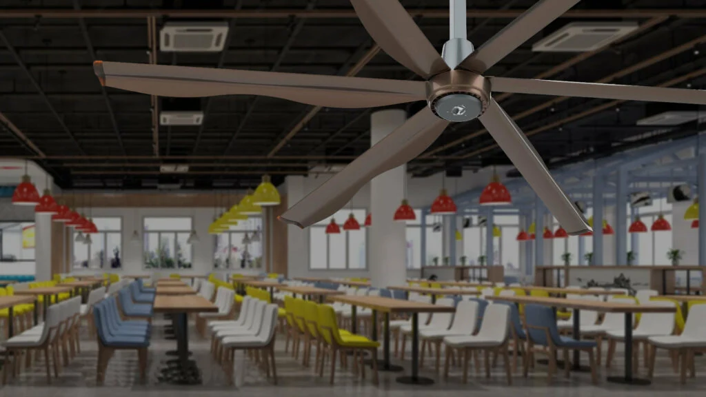 Ventilador de teto comercial girando acima da área de estar de uma grande cantina para funcionários