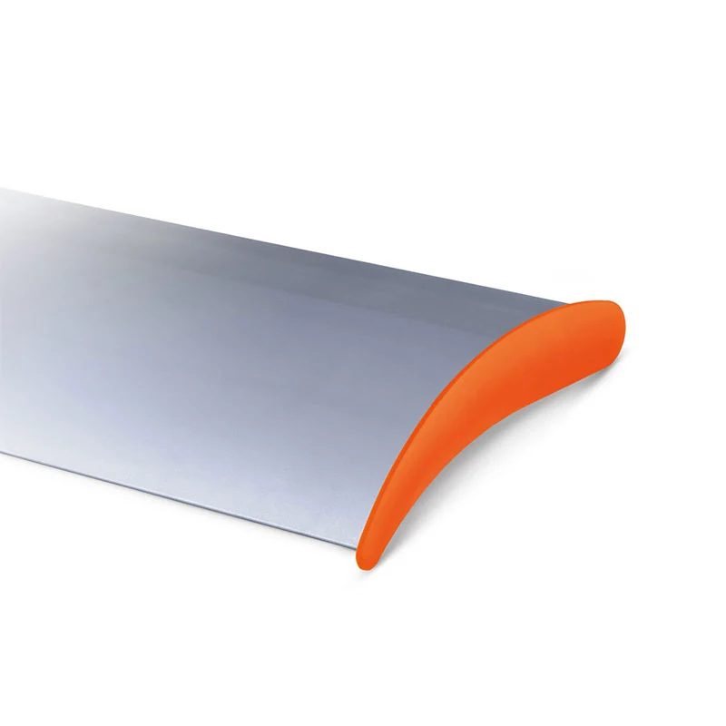 Industrieller Deckenventilatorflügel mit orangefarbenem, energiesparendem Winglet an der Spitze