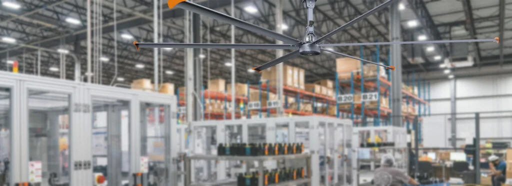 Ventilador de teto industrial HVLS instalado em um edifício alto