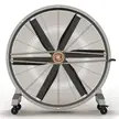 Ventilador grande móvel Diamond com quatro rodízios e rotor de seis pás atrás de uma proteção de arame