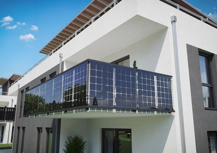 集合住宅のベランダに設置した軽量 PV モジュール