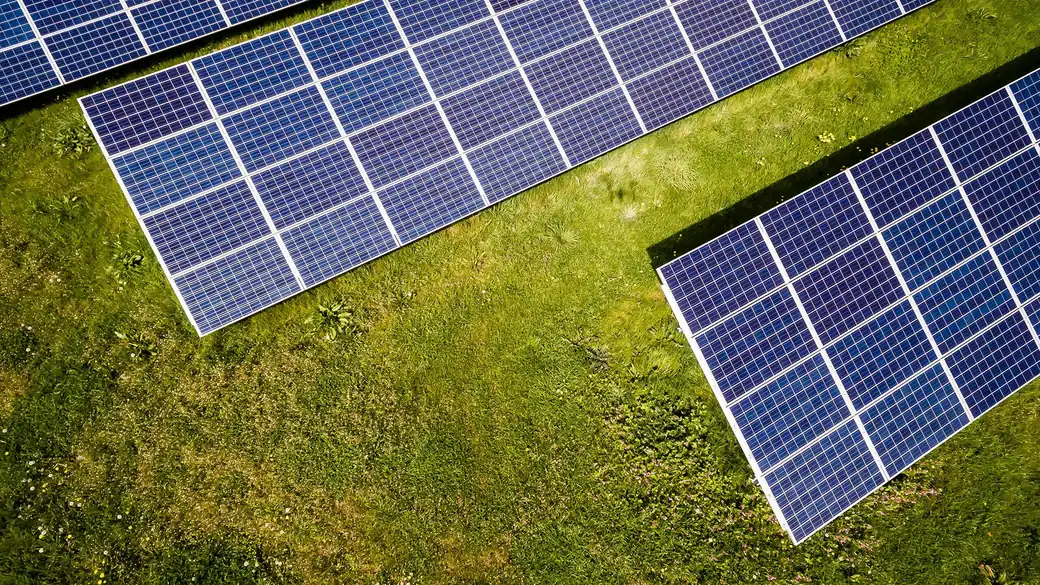 Luftaufnahme eines Solarkraftwerks im Versorgungsmaßstab bei Sonnenaufgang
