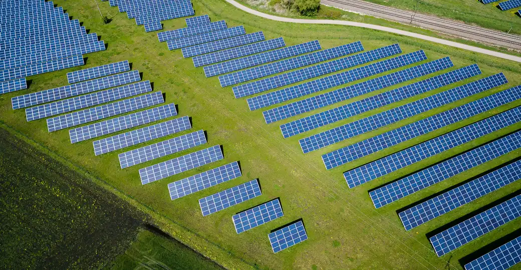 Luftaufnahme einer großen Freiflächen-Solaranlage
