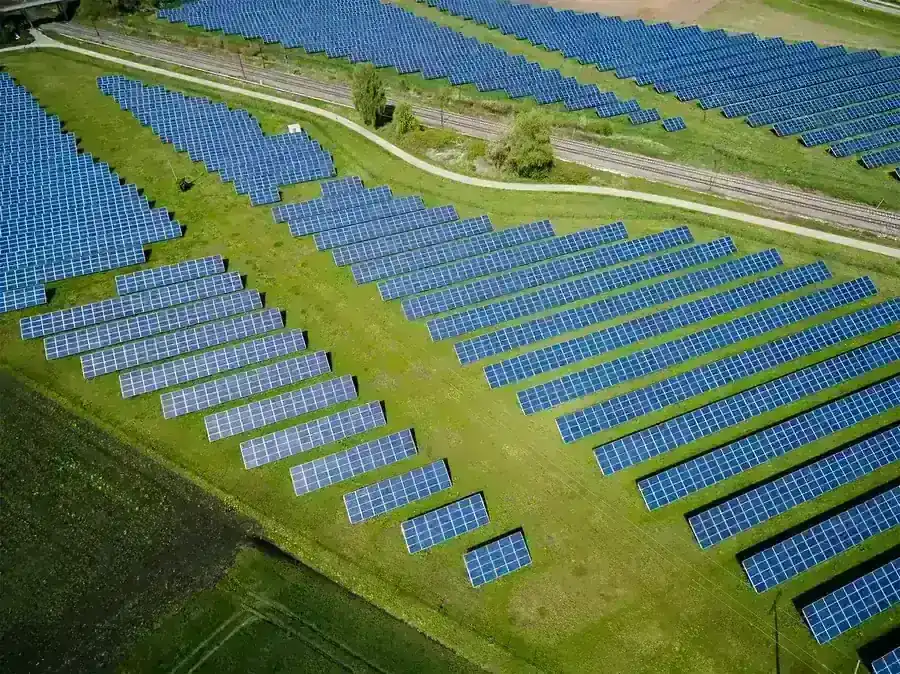 Luftaufnahme eines Freiflächen-Solarkraftwerks im Versorgungsmaßstab