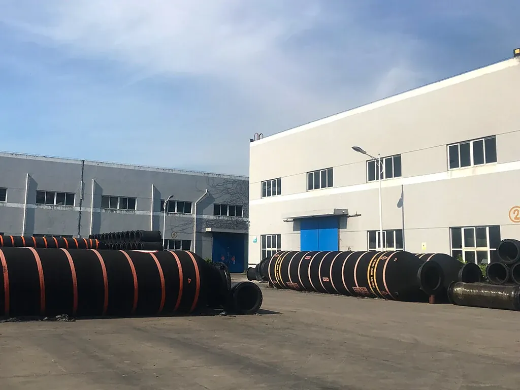 Крупные дноуглубительные рукава, разложенные на заводской площадке East Marine перед отправкой